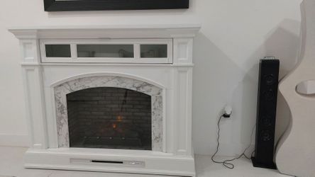 chimenea eléctrica nueva por $800 más información comunicarse (contact info removed) cape coral