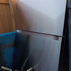 Upright Refridge Freezer Needs New Plug Only