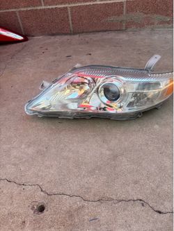 LEFT DRIVER SIDE TAILLIGHT 2010-2011 TOYOTA CAMRY (PLEASE CHECK ALL THE PICTURES).