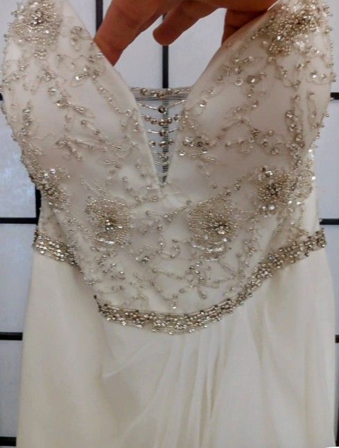 NEW! Ivory Extra Beaded wedding dress size 6 Soft Flowing Gorgeus Jasmine Design
