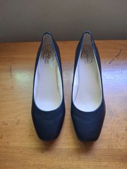 Woman shoes, black size 9, brand life stride simply comfort.