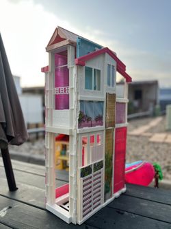 BARBIE HOUSE WHIT ACCESORIES