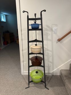 Cast iron shelf for heavy pans