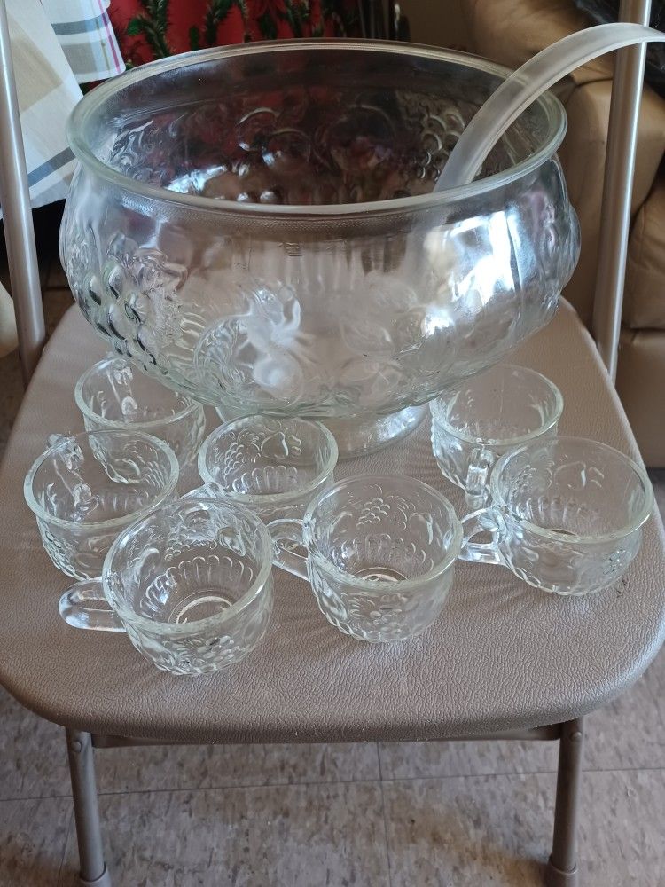 VINTAGE PUNCH BOWL GLASS WITH 7 CUPS, EXCELLENT CONDITION ONLY PICK UP