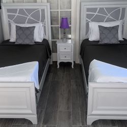 Twin Bed Set. Matching Box Springs And Mattresses. Everything in excellent condition. Solid wood frames. Hablo Español Y Hago Entrego