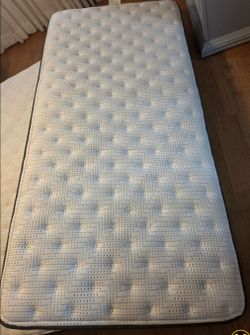 Brand new 2 beautiful  beautyrest twin size mattresses ( never used ).