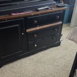 Dresser and 1 bed side table free 