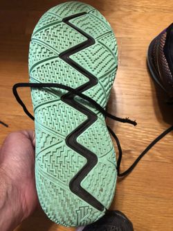 Kyrie 4 Mamba youth size 7 good shape only used in doors for travel hoop