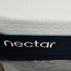 LIKE NEW! Nectar Premier Hybrid King Mattress - Delivery Available