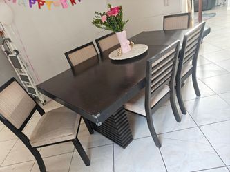 Comedor (table with chairs)