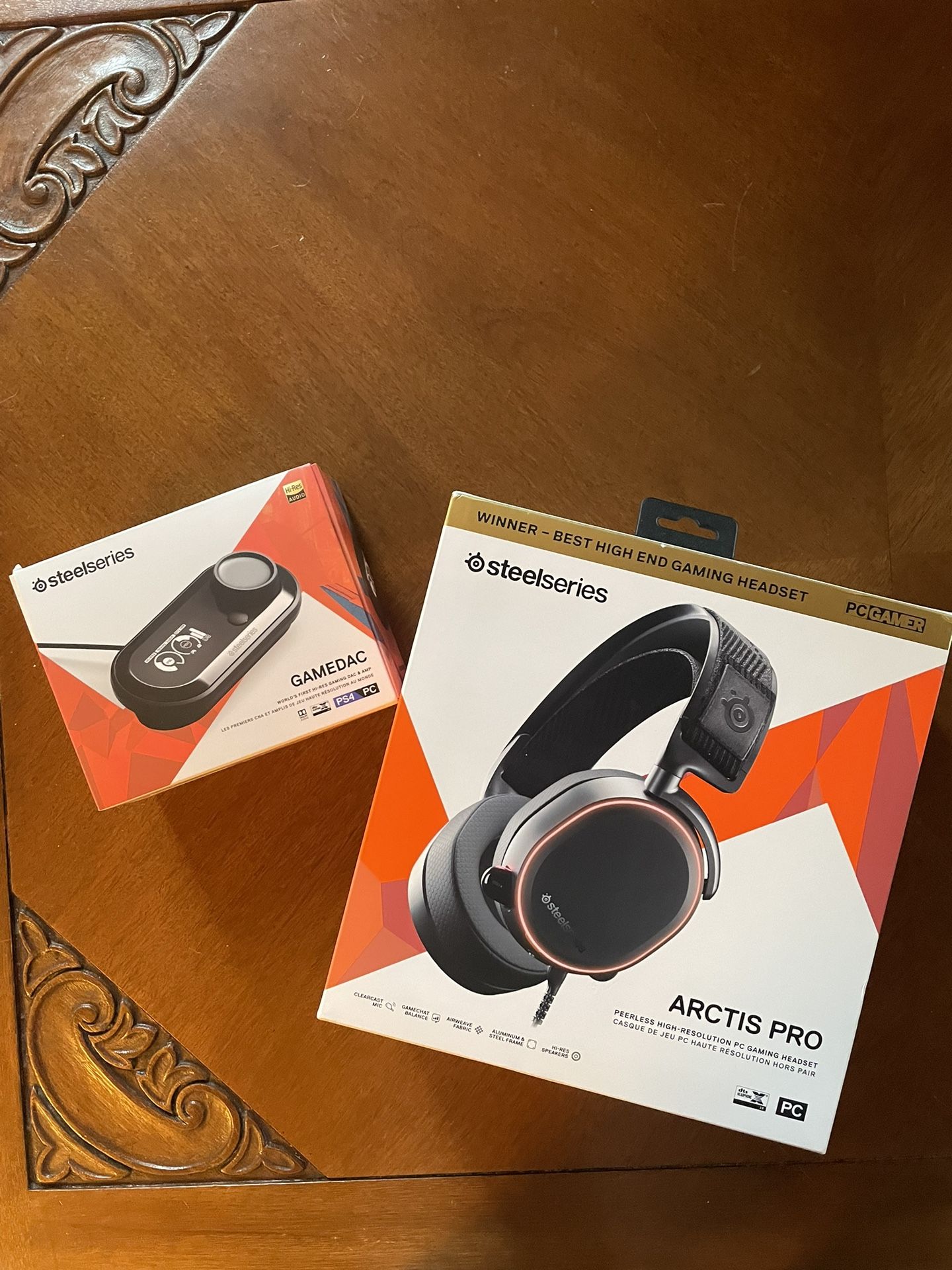 SET: Arctis Pro Headphones + GAMEDAC