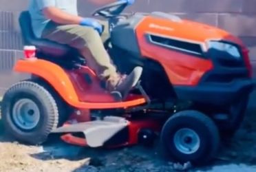 husqvarna sit down lawnmower YTH22V46
