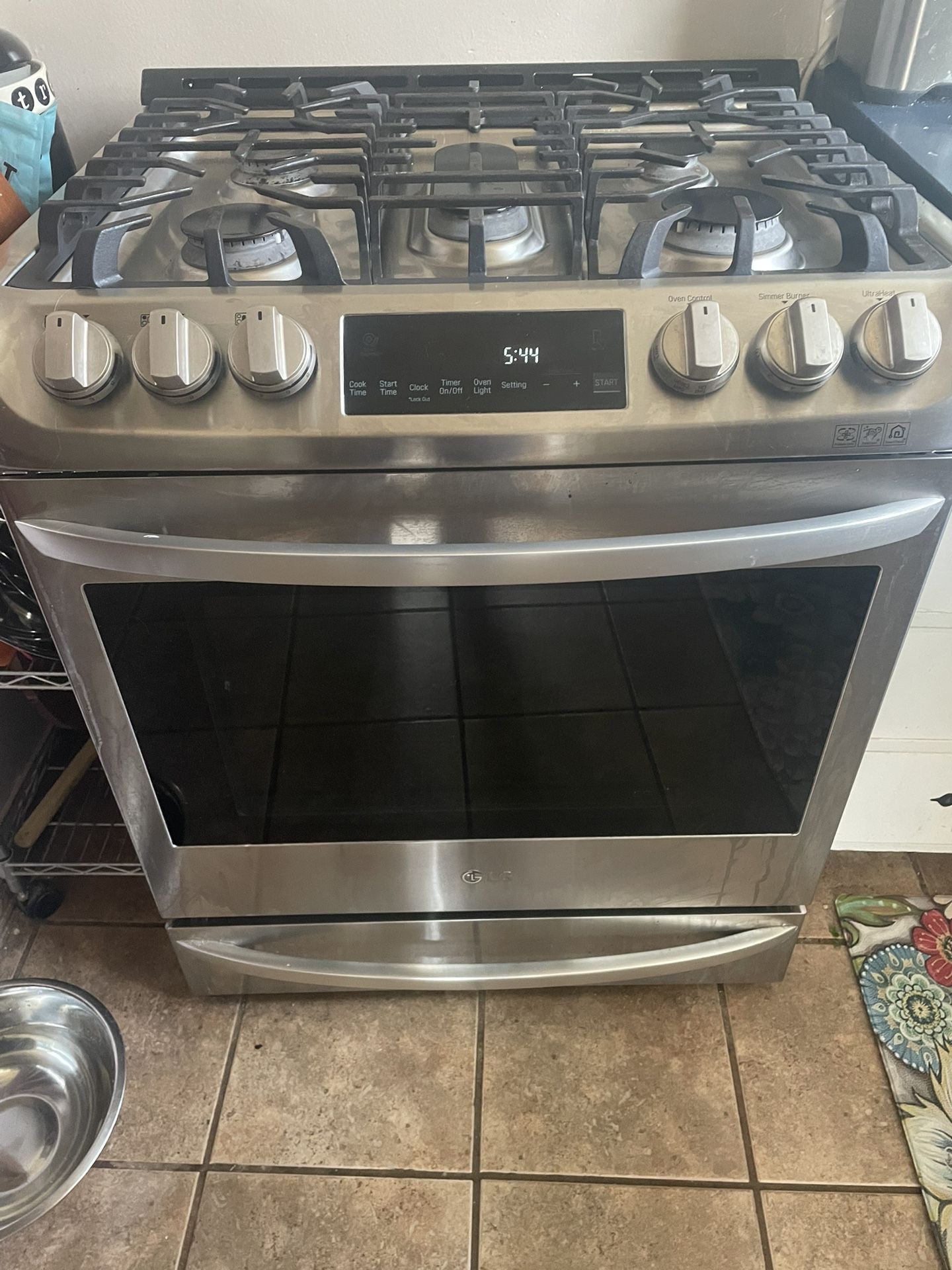 Gas lG Dual Gas/Convection Oven. 5 Burner With Grill (not Shown). Self Cleaning.