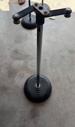 Selling 5 microphone stands