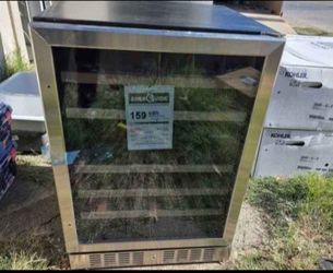 Wine Cooler Fridge Refrigerator with Lock and Reversible Door in Stainless Steel
NEW OPEN BOX ITEM WITH  MINOR SCRATCHES  ON THE SIDE AND TOP 
AWR-460