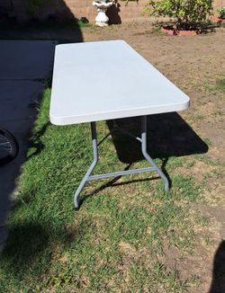 6ft rectangular tables FOR SALE