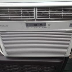 Fridge Air Conditioner 12,000 btu  Model # FFRE12L3Q16. Window / Wall 