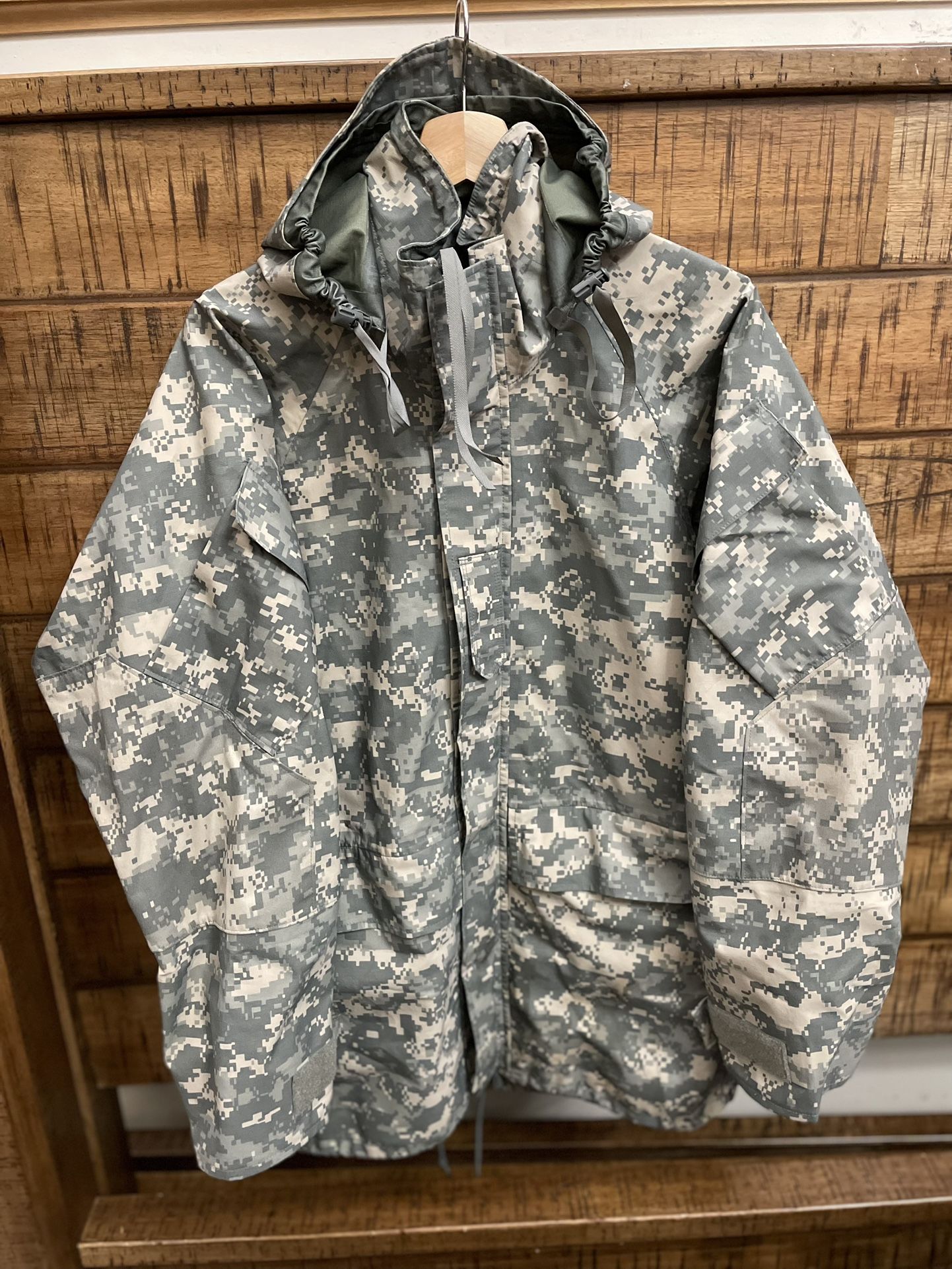 Parka Cold Weather  Universal  Camouflage Jacket   -Tennessee Apparel Corp-Size Medium 