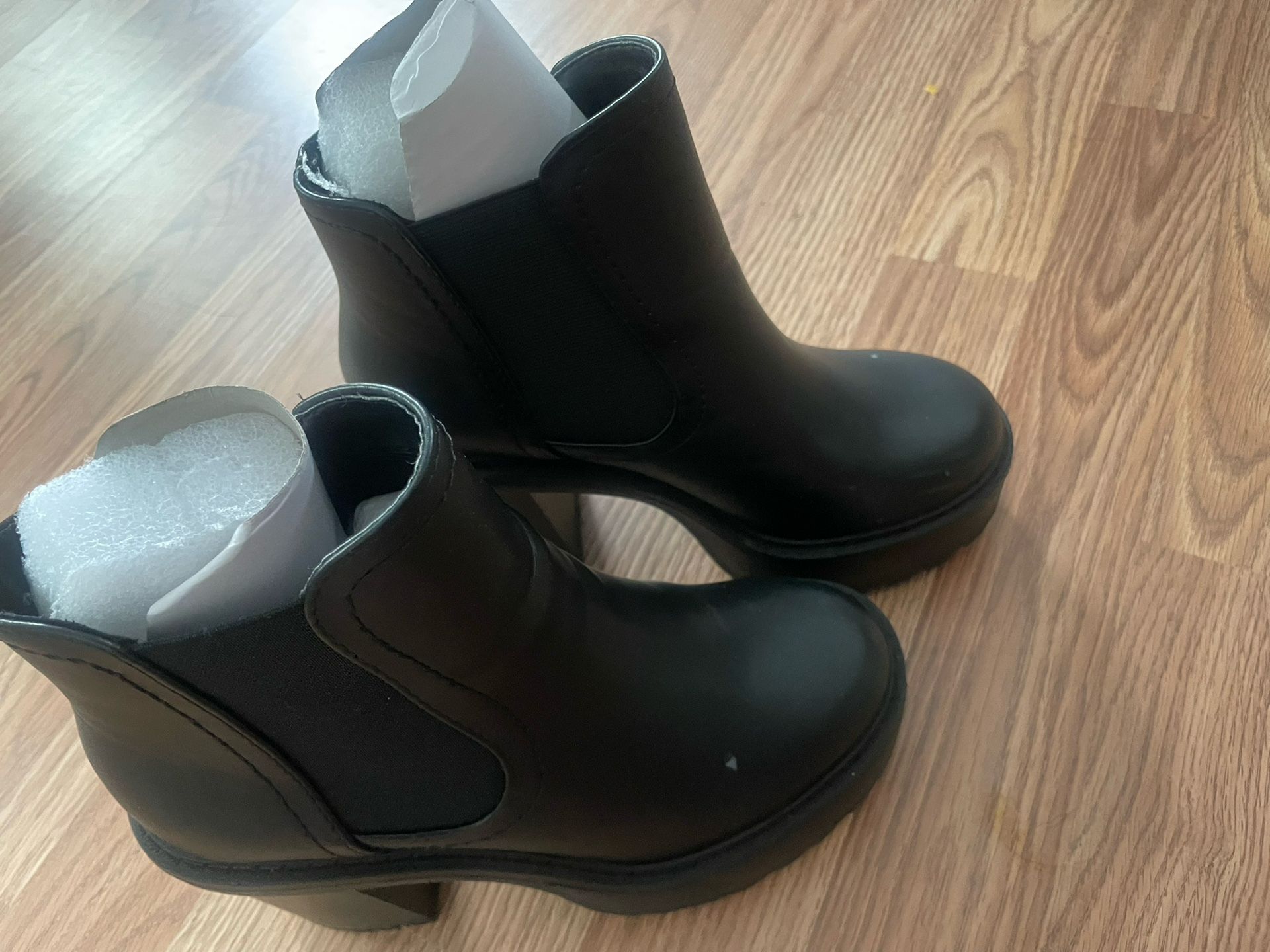 BLACK ANKLE BOOTS