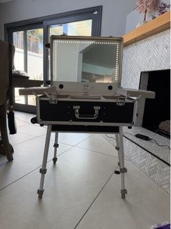 Monda travel make up case for legs to stand and Led light I don’t think they make these anymore Monda
