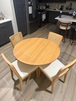 Round dining table