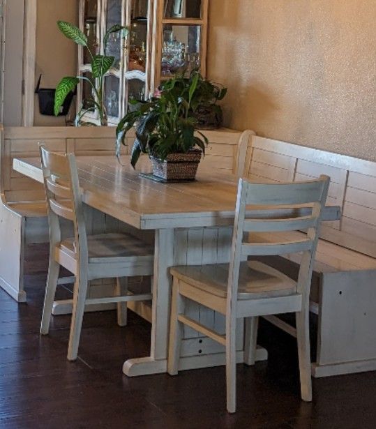 Dinning Table Corner