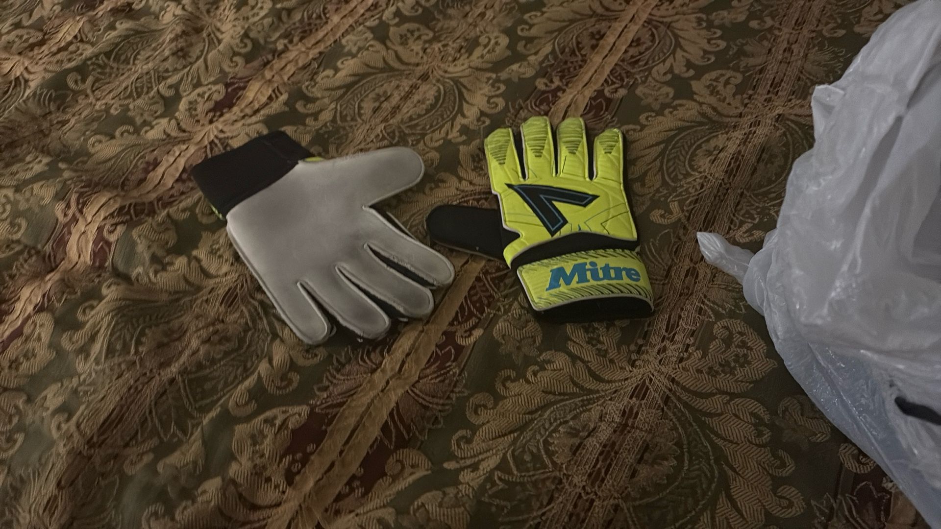 Goalkeeper gloves