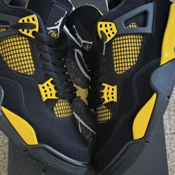 Jordan 4 Thunder Lightning ⚡ size 10.5