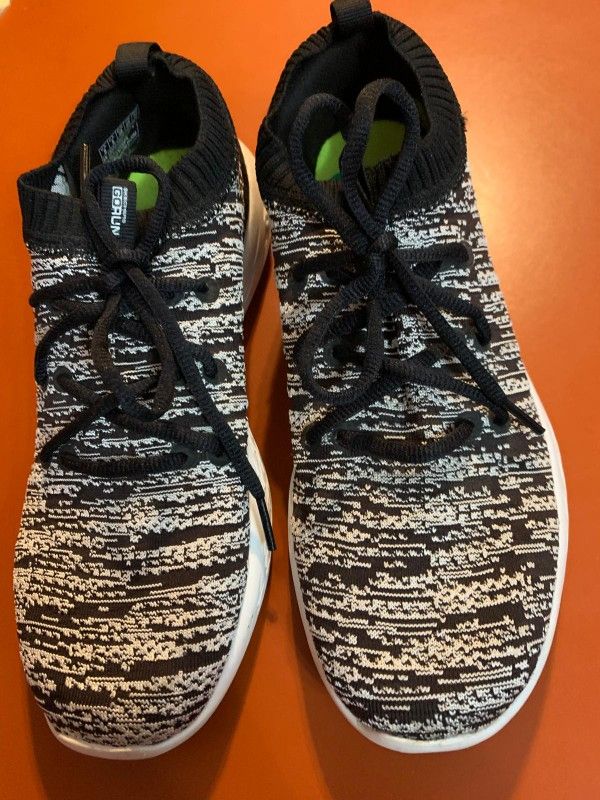 LIKE NEW Skechers Performance Go Run Women's shoes size 8