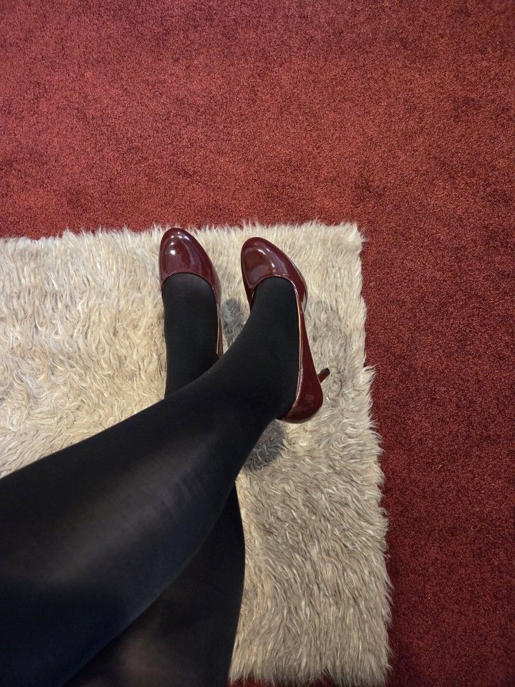 BEAUTIFUL HIGH HEELS 👠Color Dark Red SIZE 7 $5