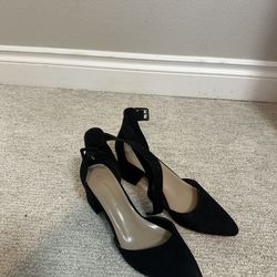Women black pumps