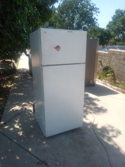 Good general electric refrigerator in clean working condition