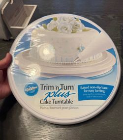 Cake decorating turn table