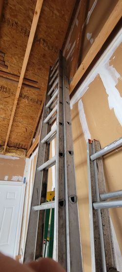 Aluminum extension ladder