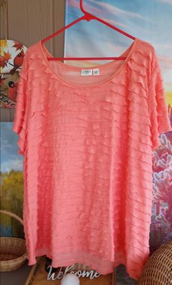 Cute flowy top scallop