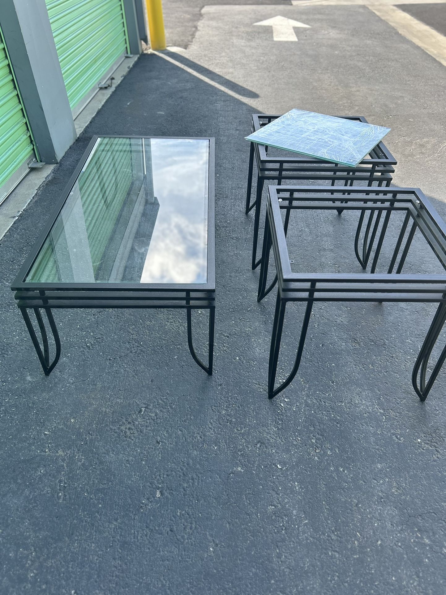 Coffee table With Too End Table