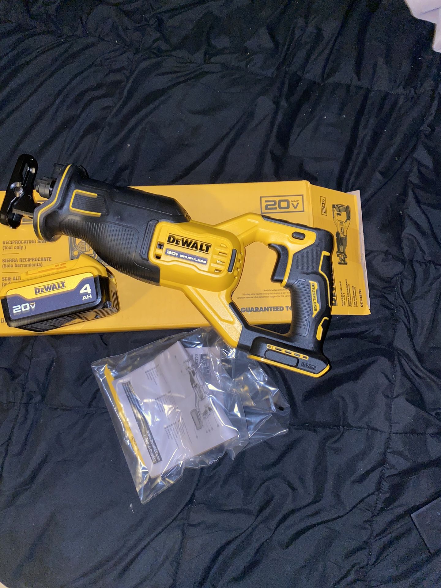Dewalt Saw + Batería 4ah