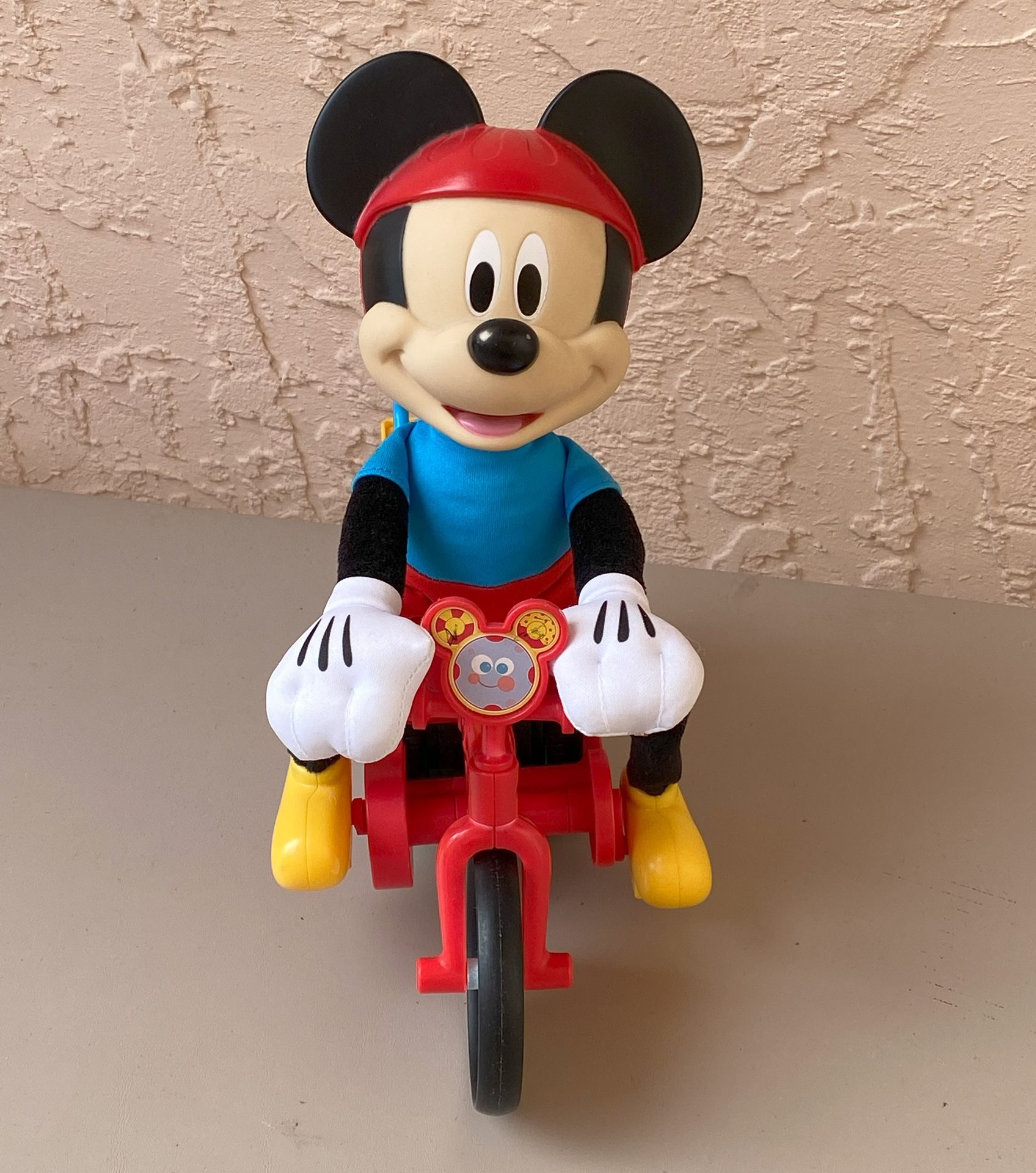 TOY – DISNEY MICKEY MOUSE CLUBHOUSE SILLY WHEELIE MICKEY ON HIS BIKE – BATTERY OPERATED