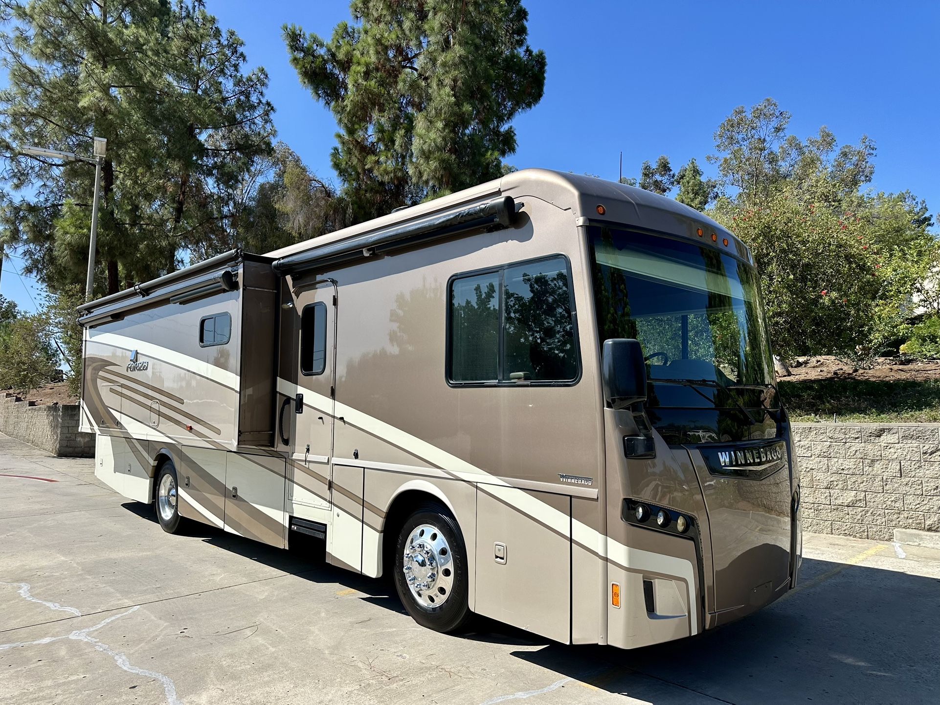2018 Winnebago Forza