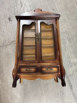 Wooden jewelry box