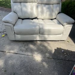 LOVESEAT RECLINER - ELECTRIC IN WHITE