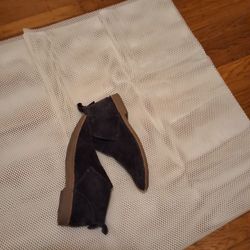 DOLCE VITA Grey SUEDE CHUKKA: SIZE 9