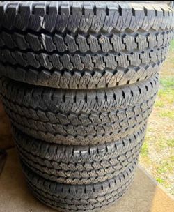 275 /70R18 LT tires )..excelentes condiciones 80% life .