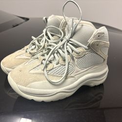 Women’s Yeezy Desert Boot Size 6