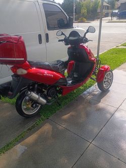 2012 DF50TKA 50CC REVERSE TRIKE SCOOTER 3 WHEEL MOPED 12INCH WHEEL GAS STARTS RIGHT UP fun to ride  very Pink slip in hand very low mileage come check