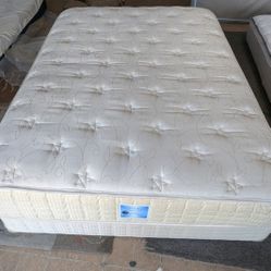 Queen Size Mattress
Plush And Box Spring
Used good conditions
140 dlls free delivery