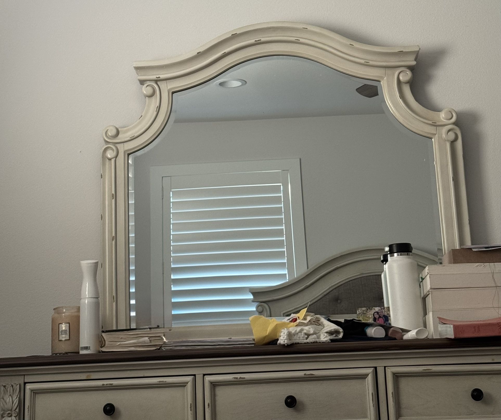 Realyn Two Tone Bedroom Mirror vintage Off White new