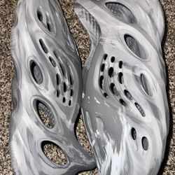 Yeezy Foamrunners 9.5