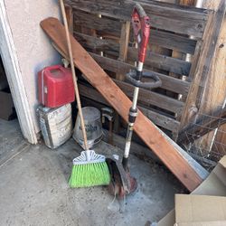 Edge Trimmer Not Sure If Functioning Give Me $40 Or Best Offer ( Ready For Pick Up On Monday In Menifee )