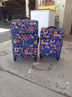 PAIR OF SUIT CASES